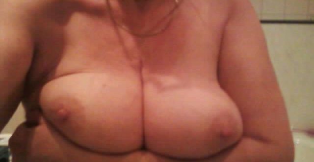 Photo sexy de mes seins dans la salle de bain